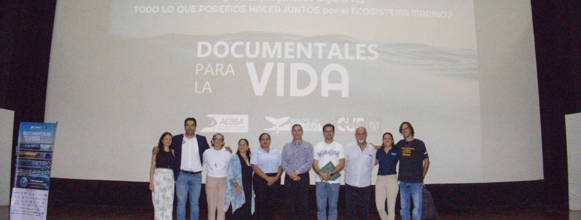 nado por las ballenas